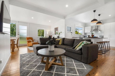 Family Home In East Orange - Cosy & Spacious - Accommodation QLD 0