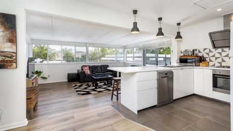 Family Home With Pool And Guest House - Accommodation QLD 2