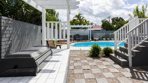 Family Home With Pool And Guest House - Accommodation QLD 4