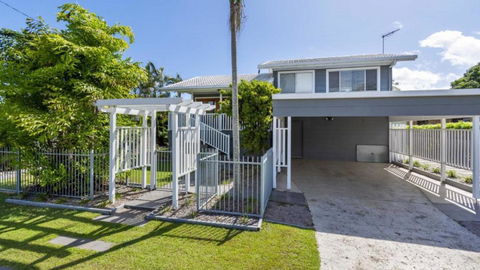 Family Home With Pool And Guest House - Accommodation QLD 3