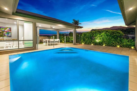 Family Paradise Elegant 4BR King Bed Heated Pool And BBQ - Accommodation QLD 0
