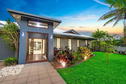 Family Paradise Elegant 4BR King Bed Heated Pool And BBQ - Accommodation QLD 1