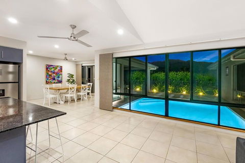 Family Paradise Elegant 4BR King Bed Heated Pool And BBQ - Accommodation QLD 3