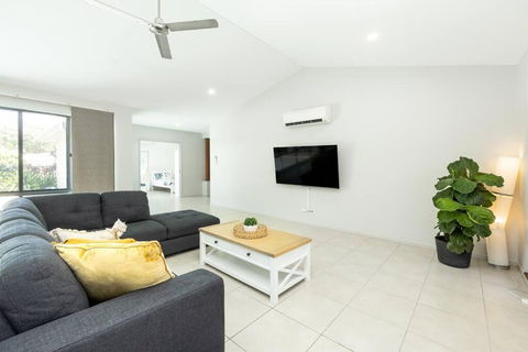 Family Paradise Elegant 4BR King Bed Heated Pool And BBQ - Accommodation QLD 4