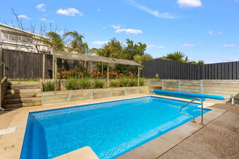 Family W Large Pool & Game Garage Wlk To Beach - Accommodation QLD 0