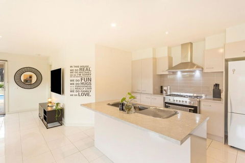 Family W Large Pool & Game Garage Wlk To Beach - Accommodation QLD 4