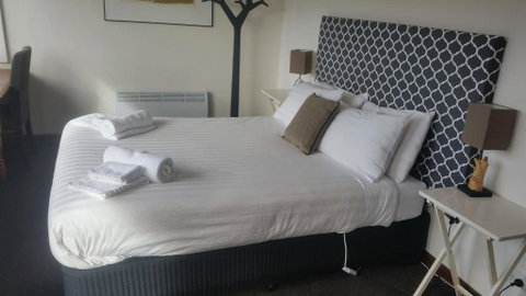 Fish Creek Hotel - Accommodation QLD 4