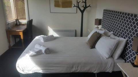 Fish Creek Hotel - Accommodation QLD 3