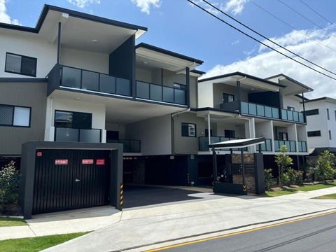 Family Retreat - Free Secure Car Park, Garden City Westfield Shopping, Restaurants - Accommodation QLD 1