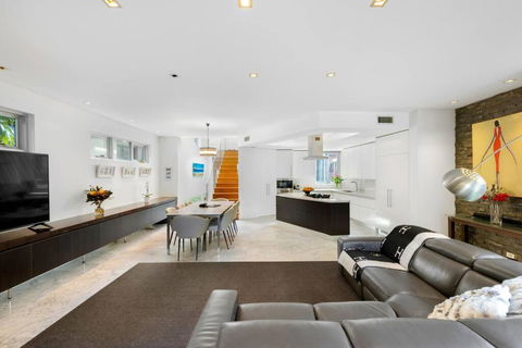 Exquisite Family Home Near Coogee Beach - Accommodation QLD 1