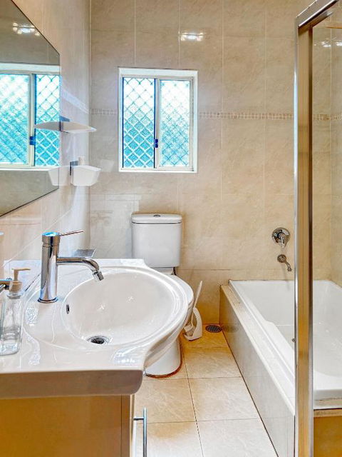 Family Retreat House 3 Bdrm With Parking Netflix Close To Train - Accommodation QLD 4