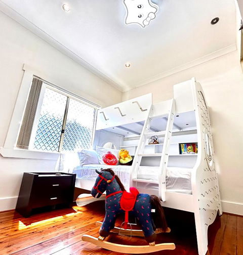 Family Retreat House 3 Bdrm With Parking Netflix Close To Train - Accommodation QLD 1