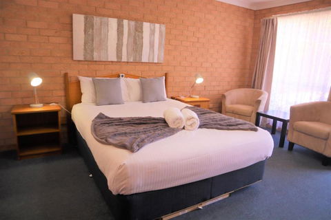 Golden Chain Aalana Motor Inn - Accommodation QLD 3