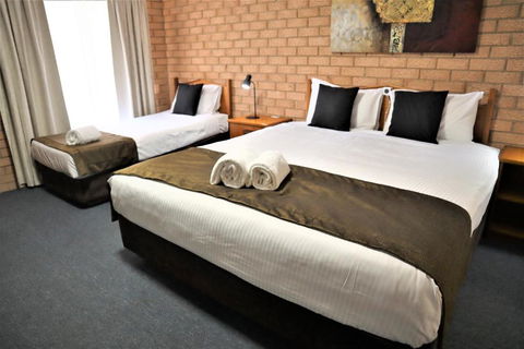 Golden Chain Aalana Motor Inn - Accommodation QLD 2