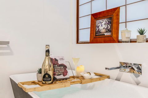 FUN&KY Parking 2 Patios WFH WiFi City Views - Accommodation QLD 0