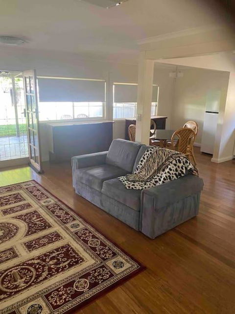 Golden Street Cottage - Accommodation QLD 2