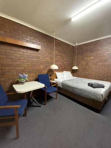Golden West Motor Inn - Accommodation QLD 3