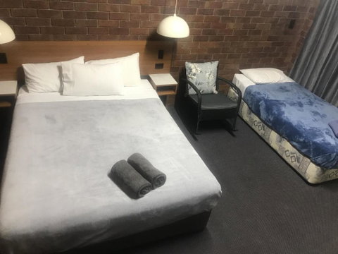 Golden West Motor Inn - Accommodation QLD 4