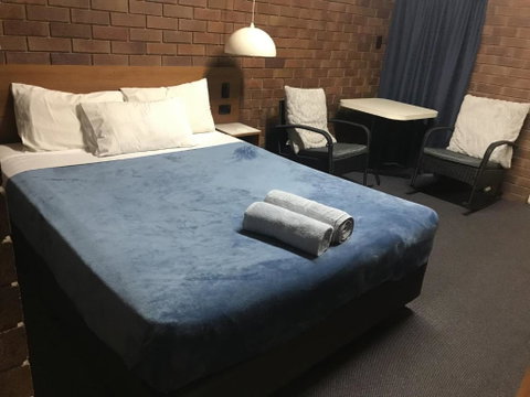 Golden West Motor Inn - Accommodation QLD 2