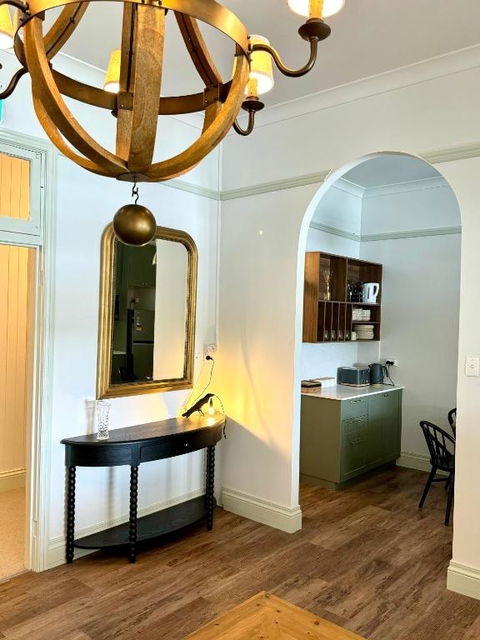 Grand Old Crow Hotel - Accommodation QLD 3