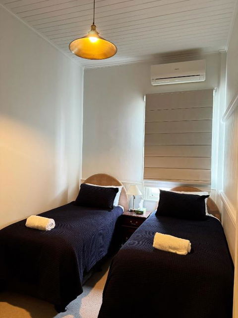 Grand Old Crow Hotel - Accommodation QLD 1