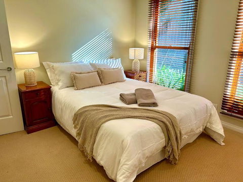 Grand Retreat In Peaceful Street - Accommodation QLD 4