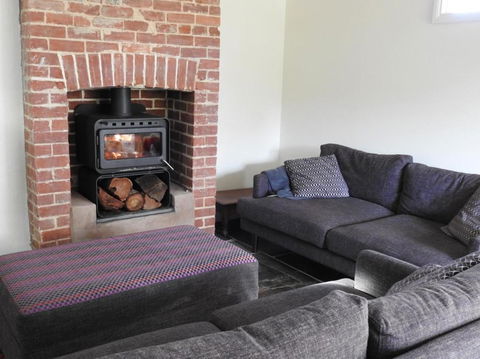 Grape Pickers Cottage - Accommodation QLD 2