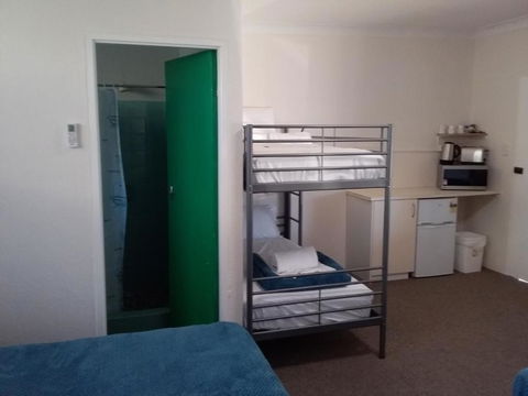 Green Door Motel - Accommodation QLD 3