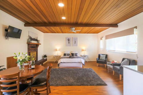 Hahndorf Lodge Pioneer Suite - Main Street Hahndorf On Site Secure Parking - Accommodation QLD 1