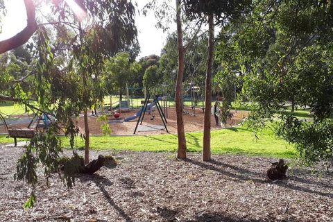 Harp Haven - Contemporary In Suburban Tree Lined Kew - Accommodation QLD 1