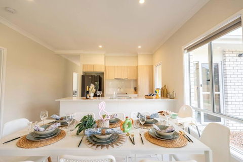 Hidden Woodland Paradise, Spacious Backyard & BBQ - 2024 New Built Home Near Logan Hospital, Ikea & More - Accommodation QLD 2