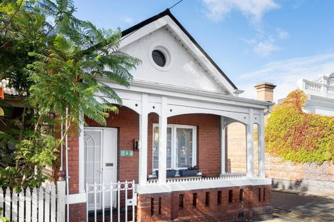 Iconic Lygon Street Home - Accommodation QLD 2