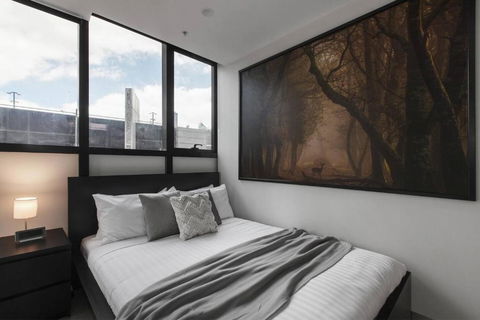 Iconic Southbank Locale Meets Modern Comfort - Accommodation QLD 1