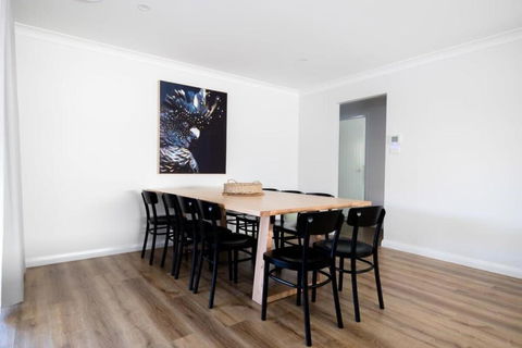 Ideal Family Home, Close To Sportsgrounds, Hospital & Cadia - Accommodation QLD 3