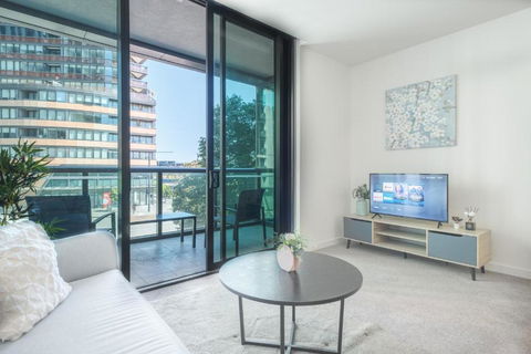 Immaculate 1br Apt In Docklands Pool Free Parking - Accommodation QLD 0