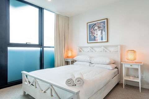 Impeccable 2-Bed With Pool & Outdoor Dining - Accommodation QLD 1