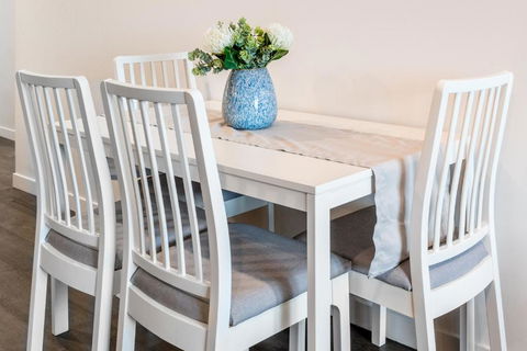 Impeccable 2-Bed With Pool & Outdoor Dining - Accommodation QLD 3