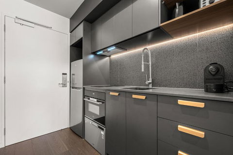 Impeccable Braddon Studio With Outdoor Dining - Accommodation QLD 1