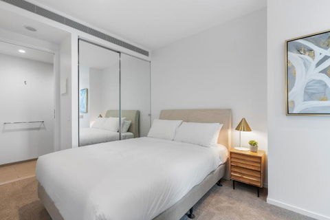 Impeccably Modern 1-Bed With Incredible City Views - Accommodation QLD 1