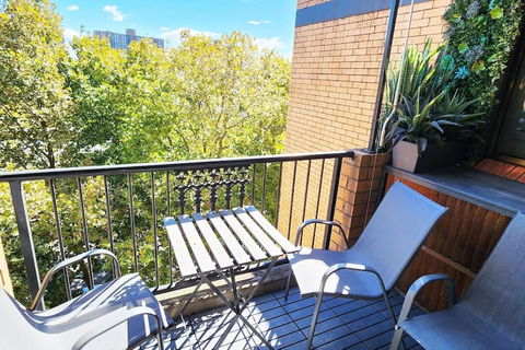 Impressive Centrally Located Penthouse - Accommodation QLD 3