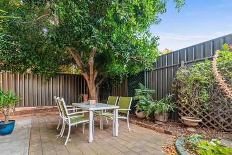 In Between City Sea & Airport - 2BR Vacation Home - Accommodation QLD 3