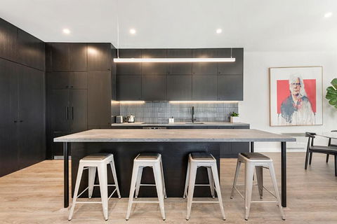 Incredible Balcony Duplex In The Heart Of Fitzroy - Accommodation QLD 1