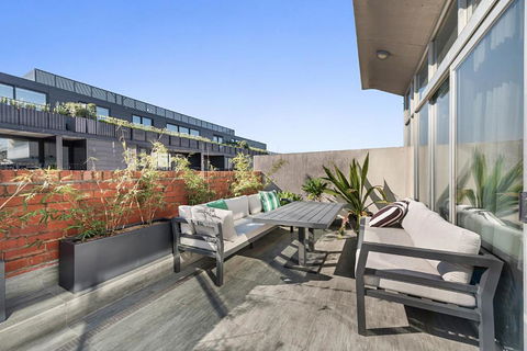 Incredible Balcony Duplex In The Heart Of Fitzroy - Accommodation QLD 3