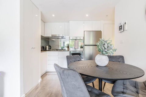 Indigo Breeze - Explore The Heart Of North Melbourne - Accommodation QLD 1