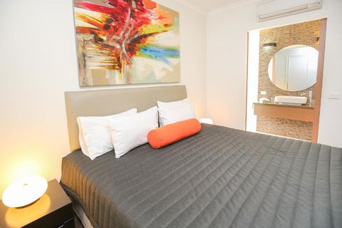 Indulge Apartments - Ontario - Accommodation QLD 0