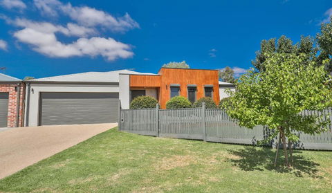 Indulge Luxury Homes - Dockside Marina - Accommodation QLD 1