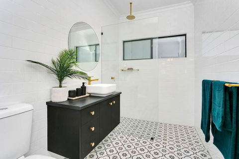 Industrial Luxe Villa - Boutique 1 Bedroom Luxury Villa - Accommodation QLD 3