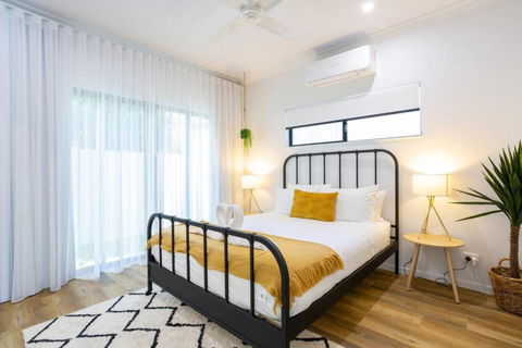 Industrial Luxe Villa - Boutique 1 Bedroom Luxury Villa - Accommodation QLD 2