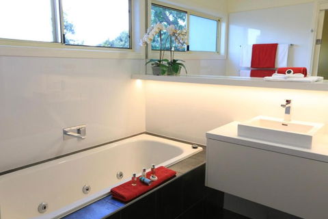 Inglenook Luxury Spa Cottage For Two - Accommodation QLD 0