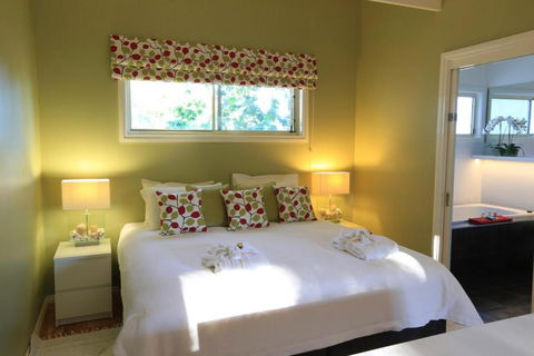 Inglenook Luxury Spa Cottage For Two - Accommodation QLD 2